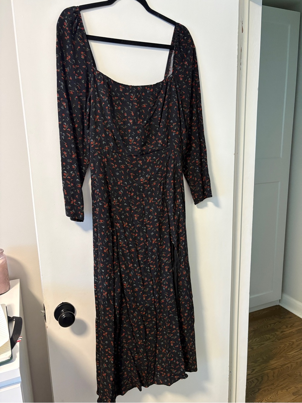 OAK + FORT Black Long-Sleeve Midi Dress with Red Floral Print